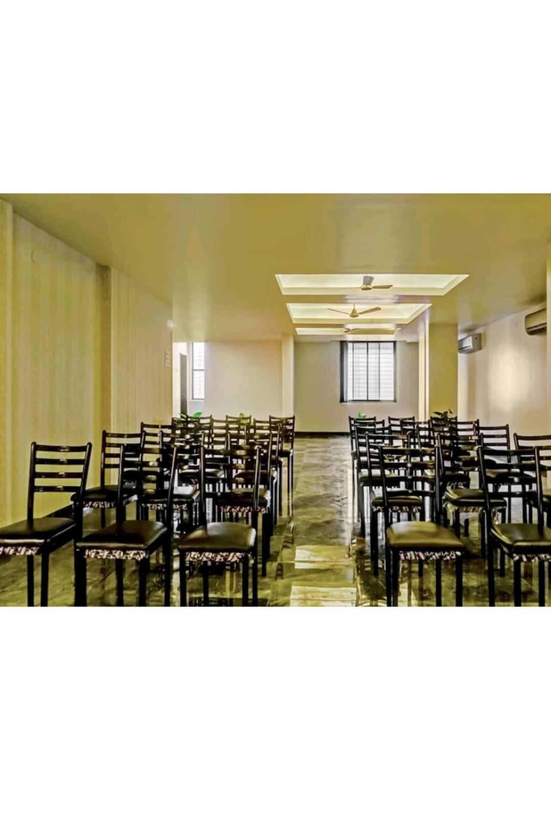 Hotel Log Plaza Near Eon It Park Banquet Restaurant & Bar Pune